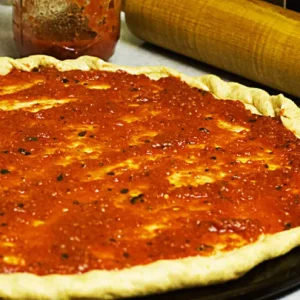 Base de pizza con salsa